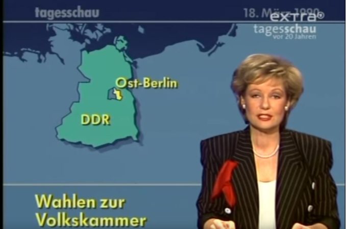 Bild der Tagesschau vom 18. März 1990 mit der Tageschausprecheerin und dem Titel "Wahlen zur Volkskammer"