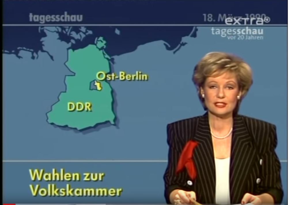 Bild der Tagesschau vom 18. März 1990 mit der Tageschausprecheerin und dem Titel "Wahlen zur Volkskammer"