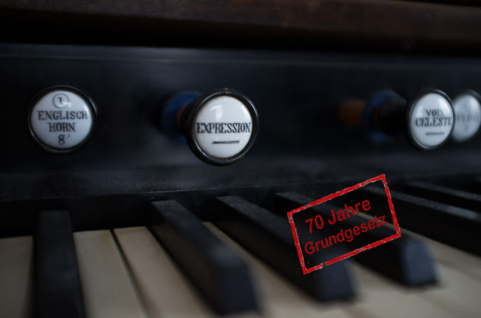 https://pixabay.com/de/photos/harmonium-orgel-register-tasten-552672/