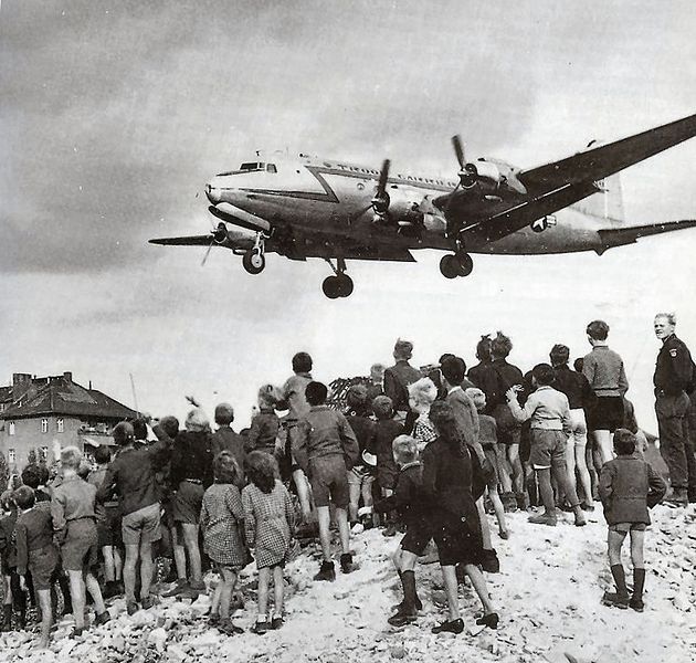 https://commons.wikimedia.org/wiki/File:C-54landingattemplehof.jpg